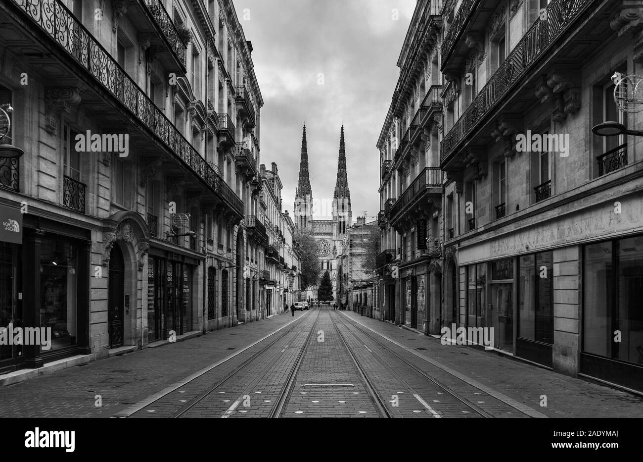 Une photo en noir et blanc de la Cathédrale de Bordeaux vus de la rue Vital Carles. Banque D'Images