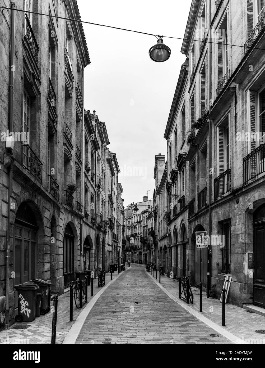 Une photo en noir et blanc d'une rue étroite de Bordeaux. Banque D'Images