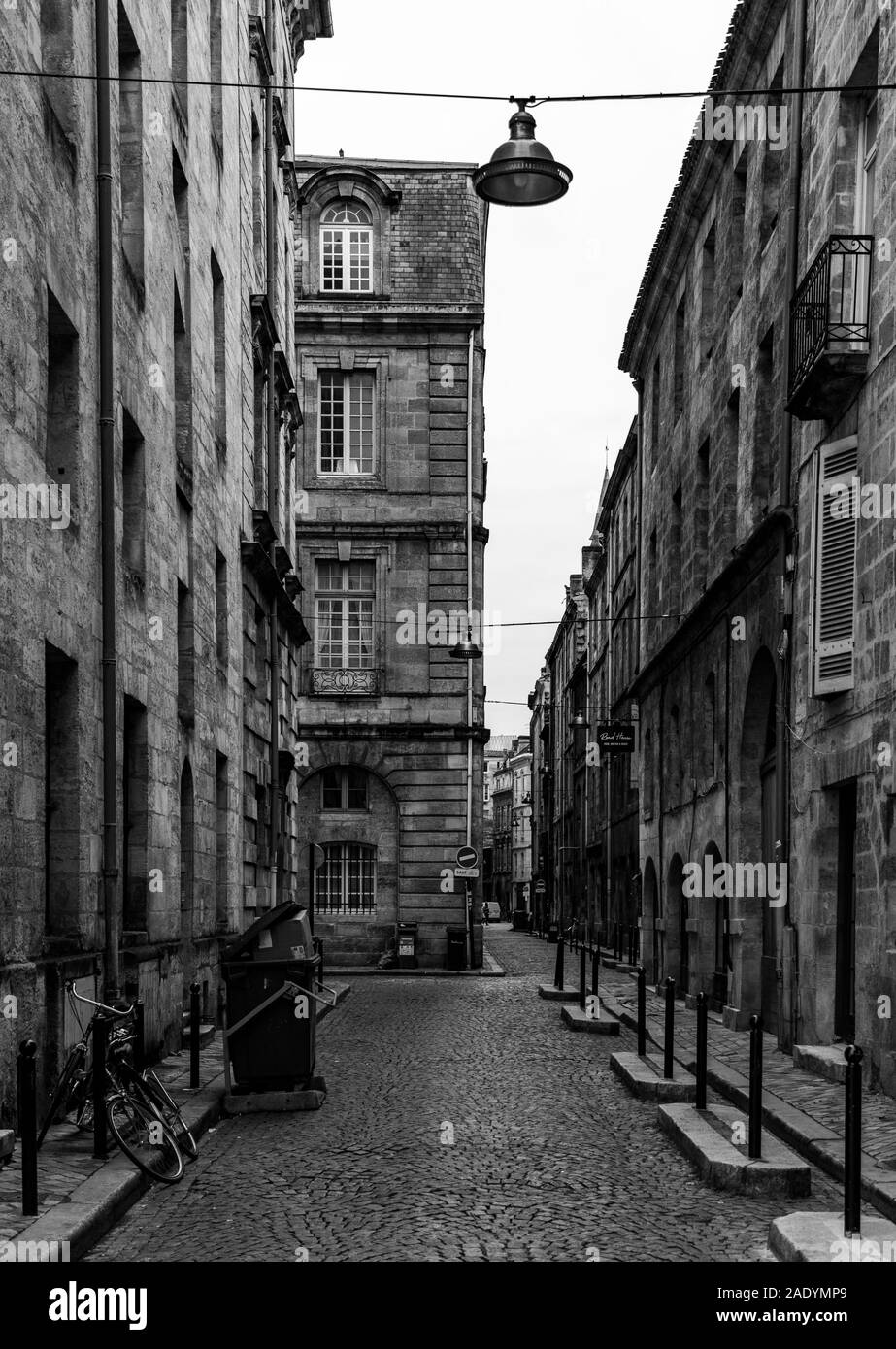 Une photo en noir et blanc d'une rue étroite de Bordeaux. Banque D'Images