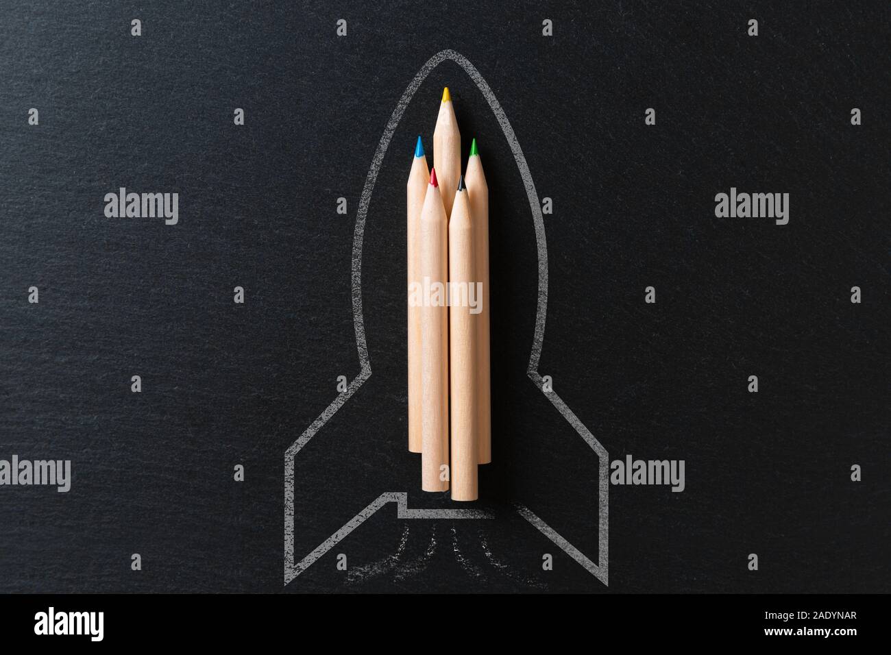 L'élaboration d'une fusée sur le black metal, arrière-plan avec des crayons. Concept de démarrage Banque D'Images