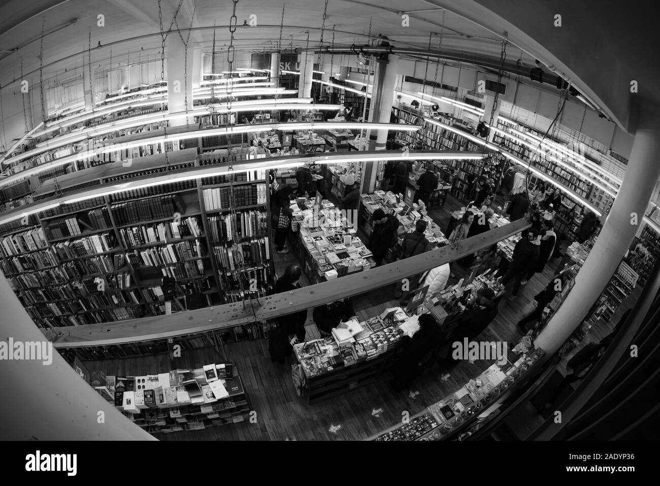 La ville de New York, NY - Novembre 20, 2019 : des personnes non identifiées, la petite marche salles du Strand book store à Manhattan, New York City, NY Banque D'Images