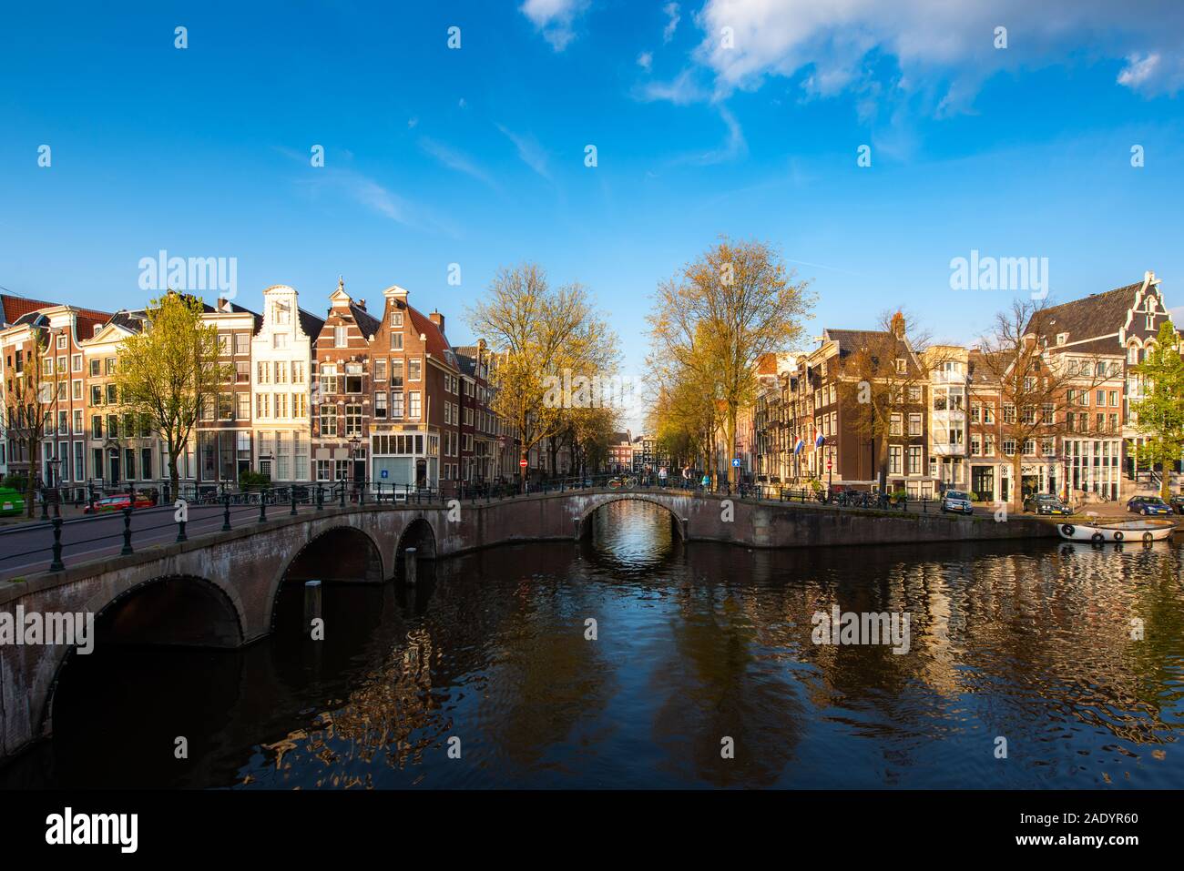 Canaux d'Amsterdam pendant le coucher du soleil en Pays-Bas. Amsterdam est la capitale et ville la plus peuplée des Pays-Bas. Paysage et culture Voyage, ou Banque D'Images