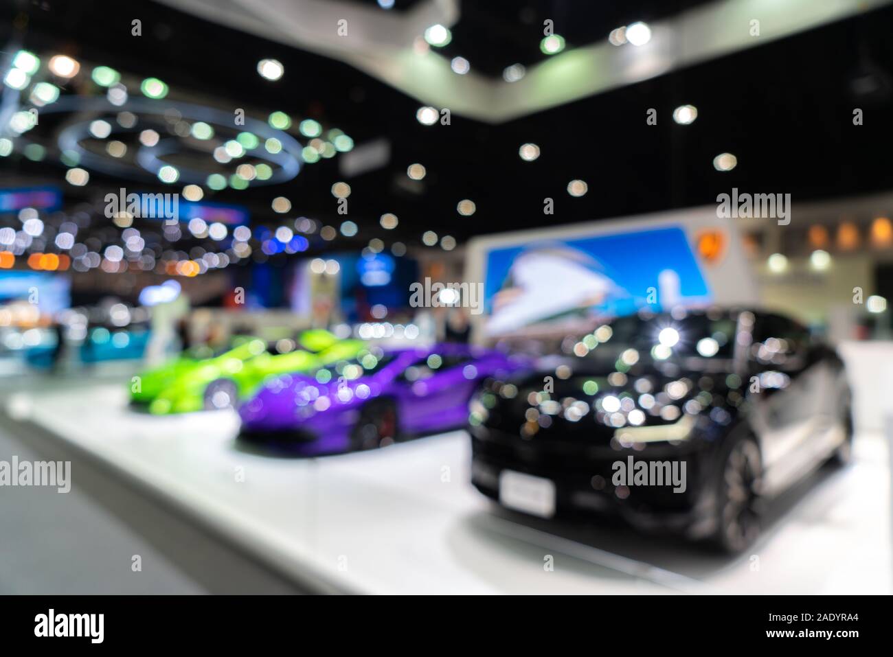 Arrière-plan flou des nouvelles voitures affichées dans le luxe d'exposition avec la lumière, effet bokeh motor show event. Banque D'Images
