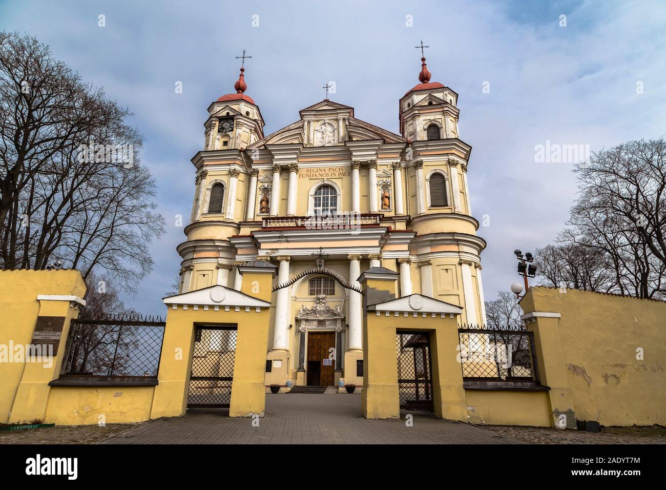 Église des Saints Pierre et Paul à Vilnius au début du printemps. La lituanie Banque D'Images