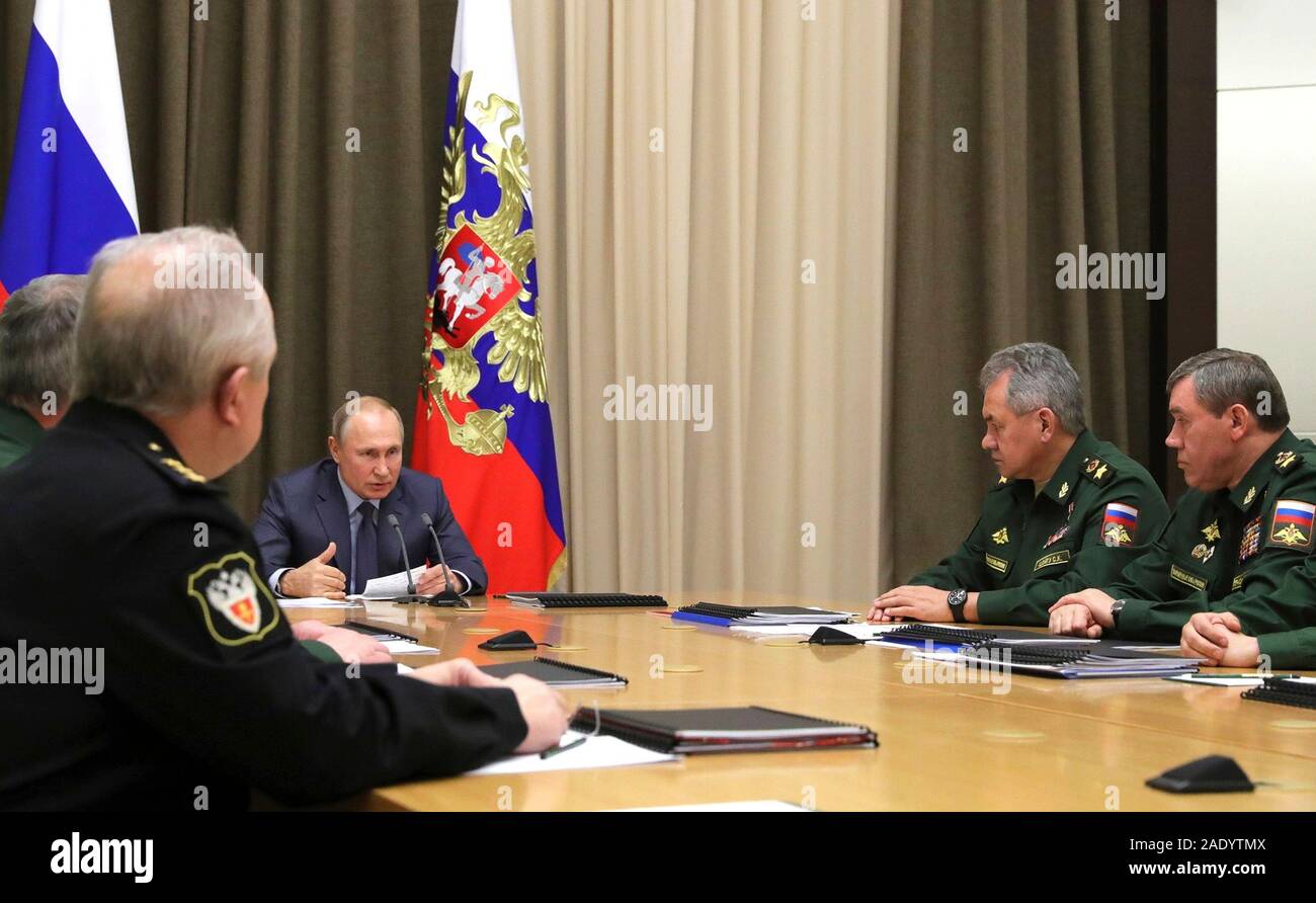 Sochi, Russie. 05 Décembre, 2019. Le président russe Vladimir Poutine préside une réunion avec des responsables du ministère de la Défense et des représentants du complexe militaro-industriel à l'Bocharov Ruchei Décembre 5, 2019 à Sotchi, Russie. La réunion a été la troisième réunion avec les fonctionnaires de la défense en autant de jours. Credit : Mikhael Klimentyev/Kremlin extérieure/Alamy Live News Banque D'Images