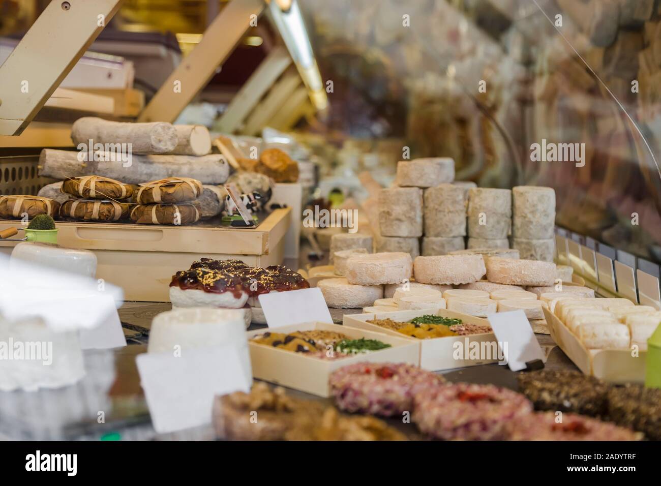 Grand choix de fromages au comptoir d'un petit magasin Banque D'Images