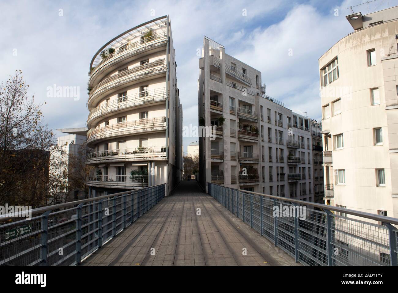 Un bâtiment moderne divisé en deux sur la promenade plantée Paris - coulée verte René-Dumont - Paris France Banque D'Images