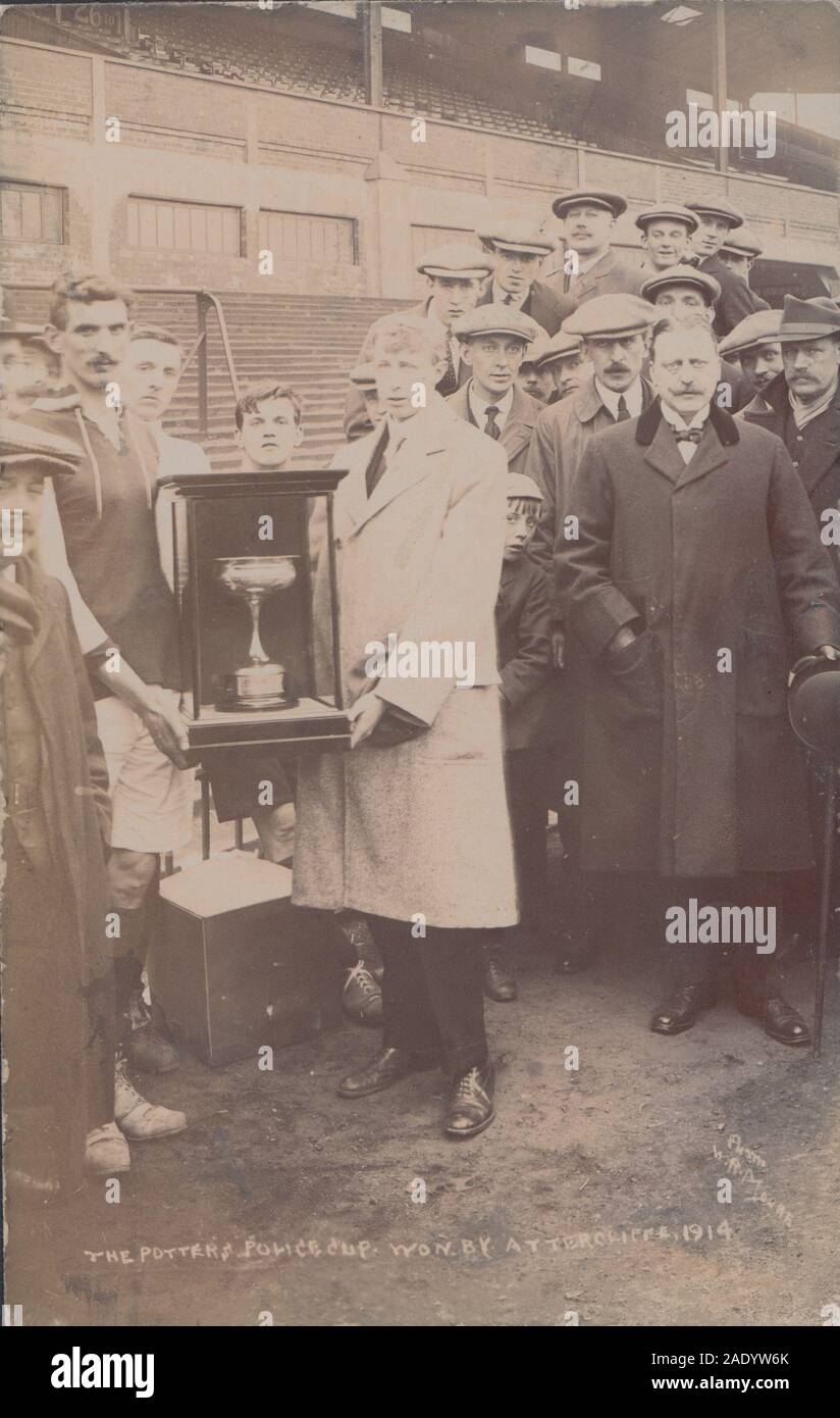 Carte postale photographique vintage du début du XXe siècle montrant le club de football de la police d'Attercliffe. Les gagnants de la coupe des potiers en 1914. Banque D'Images