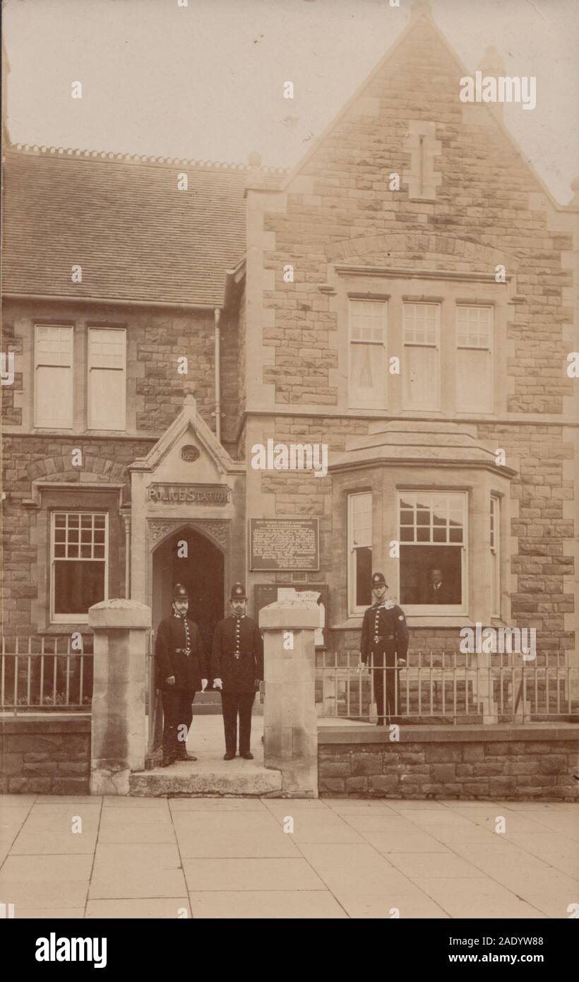 Vintage 1908 Edwardian Photographic carte postale de policiers se tenait à l'extérieur de la gare de police de Kingswood, Bristol, Angleterre. Banque D'Images