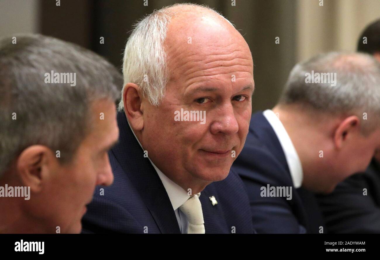 Chef de la Société d'État Rostec Sergueï Tchemezov, centre, avant le début d'une réunion avec les fonctionnaires du ministère de la Défense et des représentants du complexe militaro-industriel présidé par le président russe Vladimir Poutine à la Bocharov Ruchei Décembre 3, 2019 à Sotchi, Russie. Banque D'Images