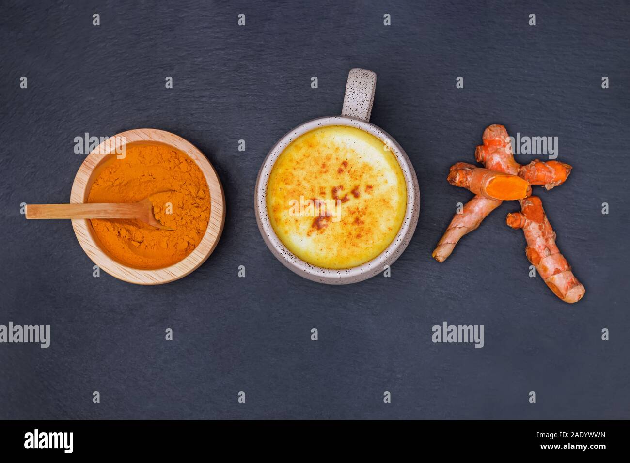 De couleur jaune doré au lait ou boisson santé lait sur le tableau noir Banque D'Images