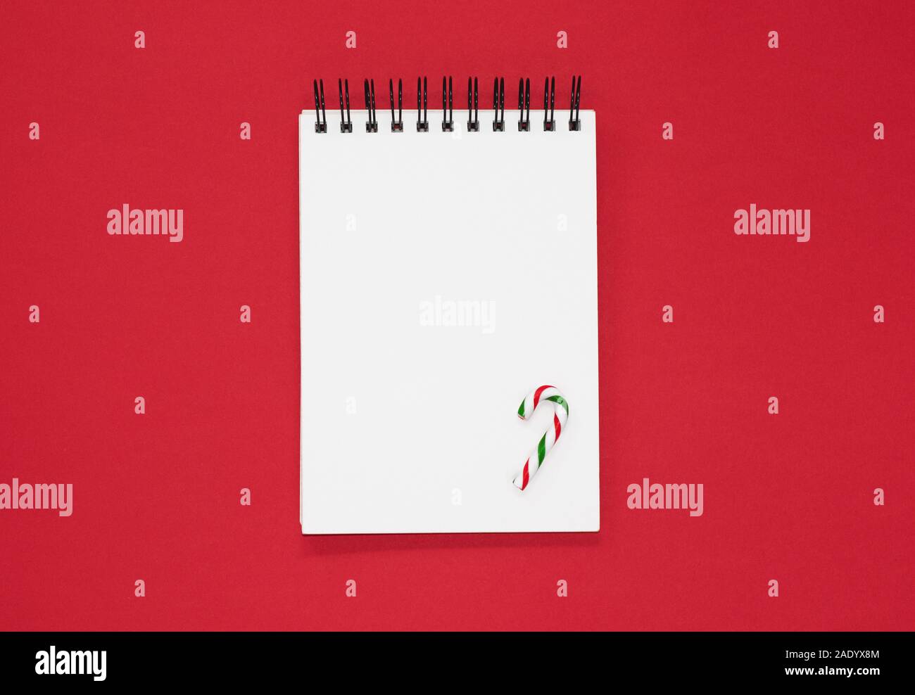 Ordinateur portable blanc avec canne de Noël sur fond rouge, un minimum Cher Père Noël liste de Noël concept Banque D'Images