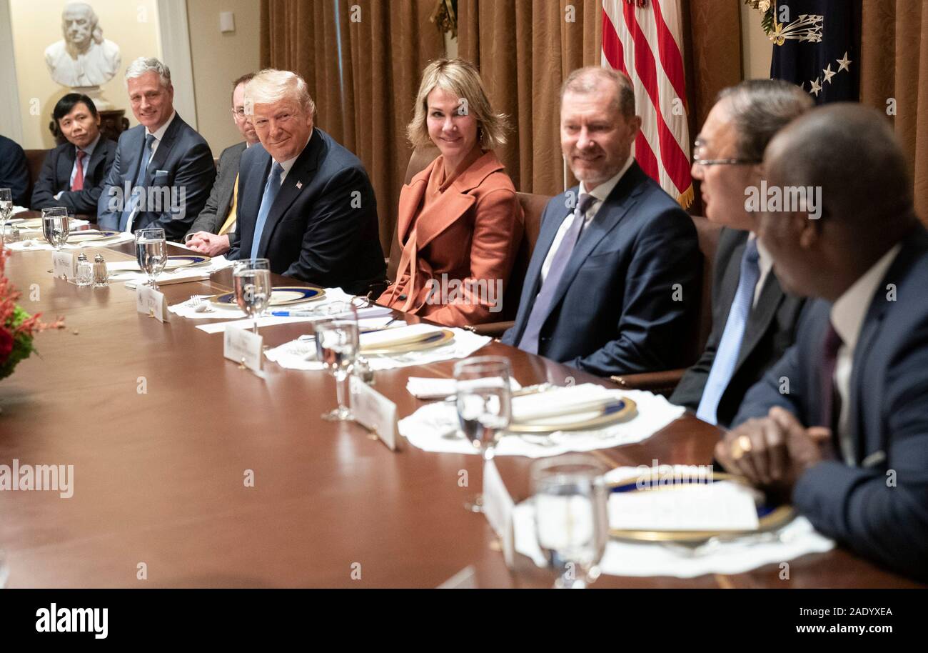 Washington, États-Unis d'Amérique. 05 Décembre, 2019. Président américain Donald Trump, est assis à côté de l'Ambassadrice américaine à l'ONU, de l'artisanat Kelly centre, au cours d'un déjeuner avec les représentants permanents du Conseil de sécurité des Nations Unies dans la salle du Cabinet de la Maison Blanche le 5 décembre 2019 à Washington, DC. Credit : Shealah Craighead/White House Photo/Alamy Live News Banque D'Images