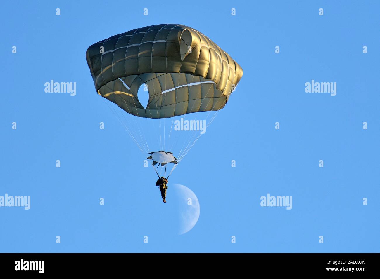 Un parachutiste de l'Armée américaine affecté à la 173e Brigade aéroportée, descend sur Juliet, Pordenone, Italie après la sortie U.S. Air Force C-130 Hercules de la 86e escadre aérienne pendant les opérations aéroportées, le 3 décembre 2019. La 173e Brigade aéroportée de l'armée américaine est la force de réaction d'urgence en Europe, capables de projeter des forces n'importe où aux États-Unis, d'Europe centrale ou de l'Afrique des commandes de domaines de responsabilité. (U.S. Photo de l'armée par Paolo Bovo) Banque D'Images