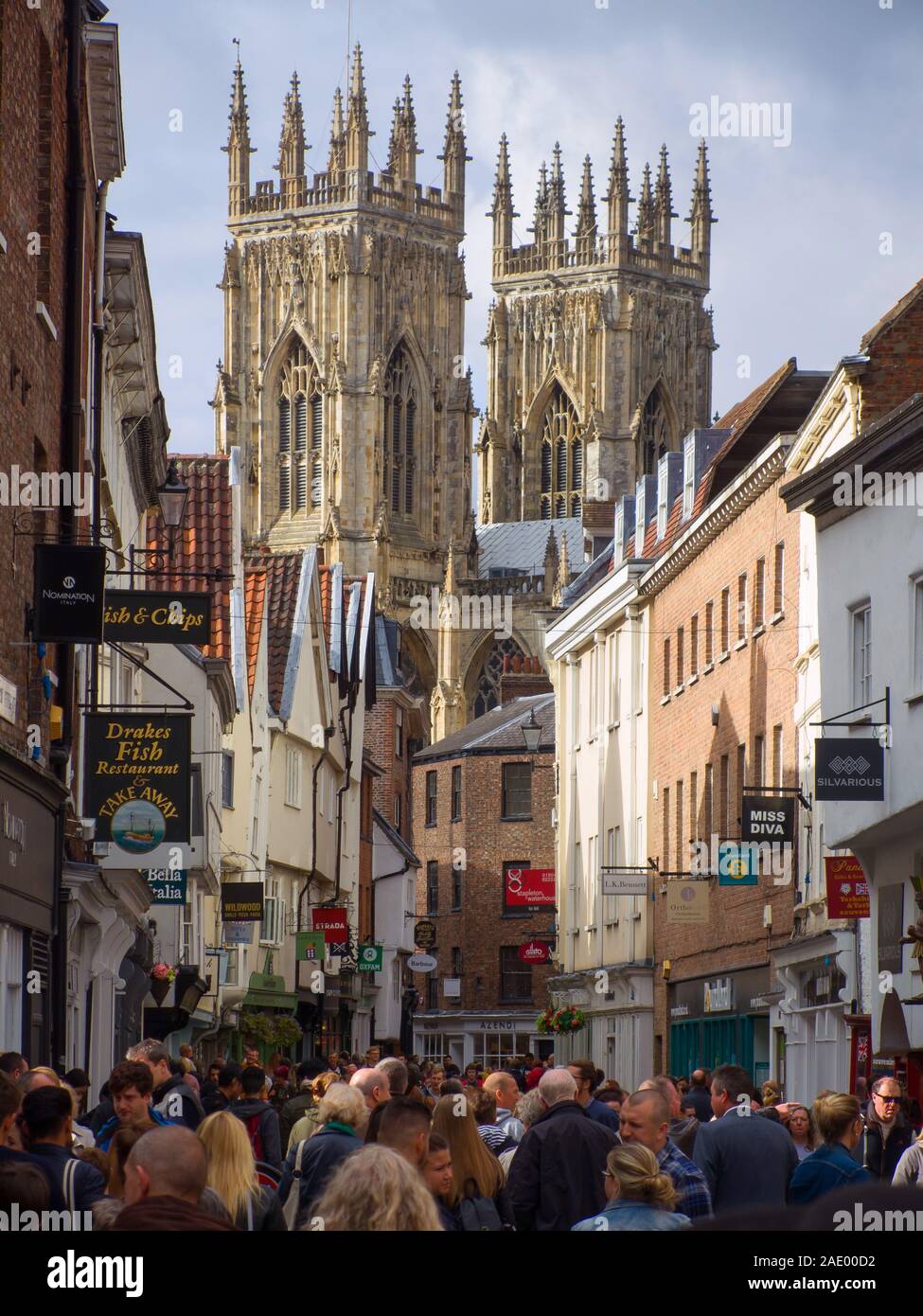 York Minster de Low Petergate Banque D'Images