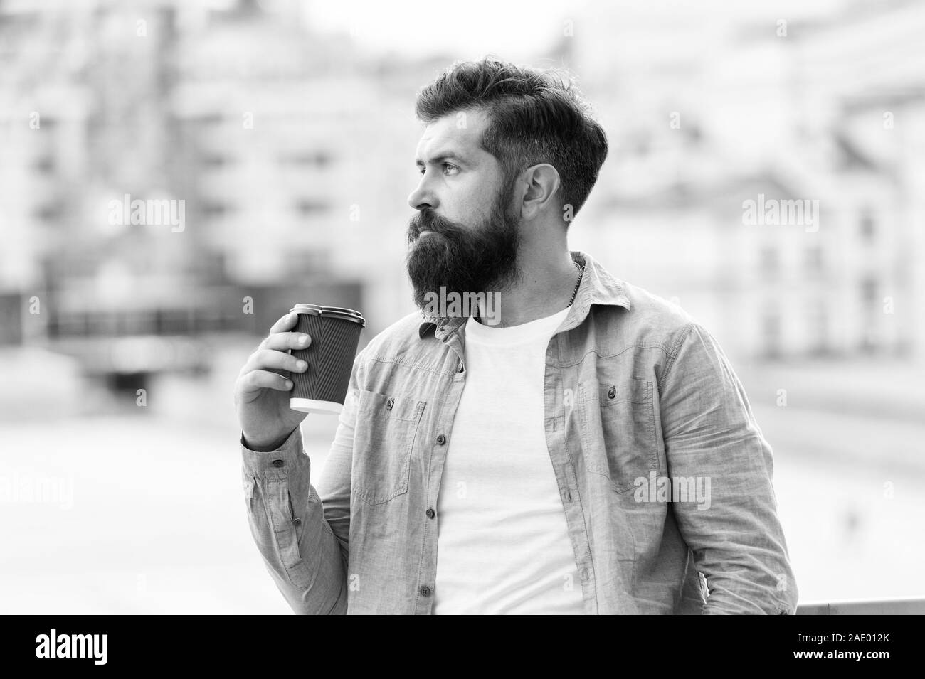 Grandes idées viennent d'un très bon café. L'homme de boire du café à emporter. Le café du matin. Hipster matures profiter de boissons chaudes. Homme barbu vous détendre en plein air. Pause café concept. Accro à la caféine. Banque D'Images