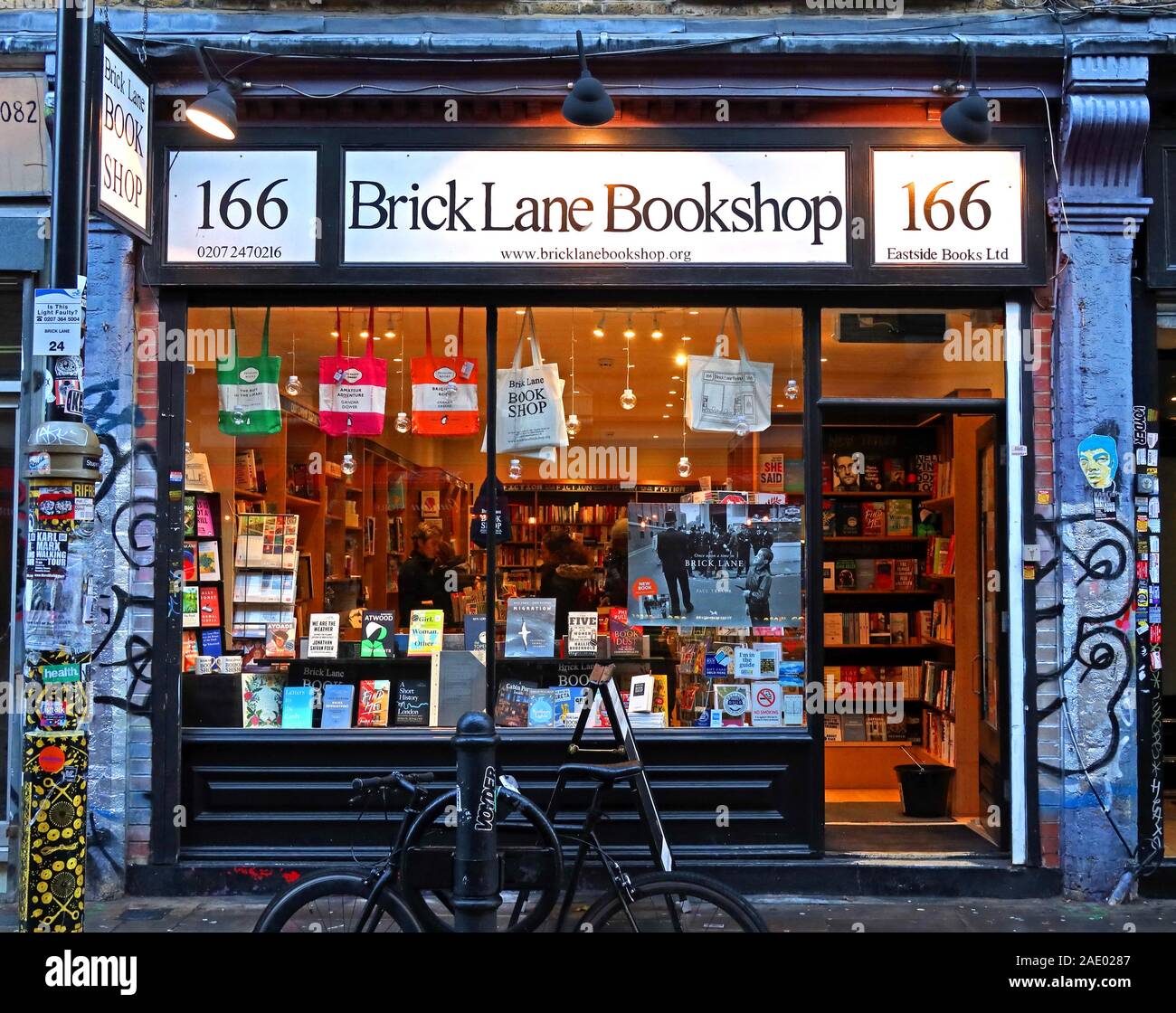 Eastside Books ltd - 166 Brick Lane Bookshop, Brick Lane, près de Spitalfields, East End, Londres, Angleterre, Royaume-Uni, E1 6RU Banque D'Images
