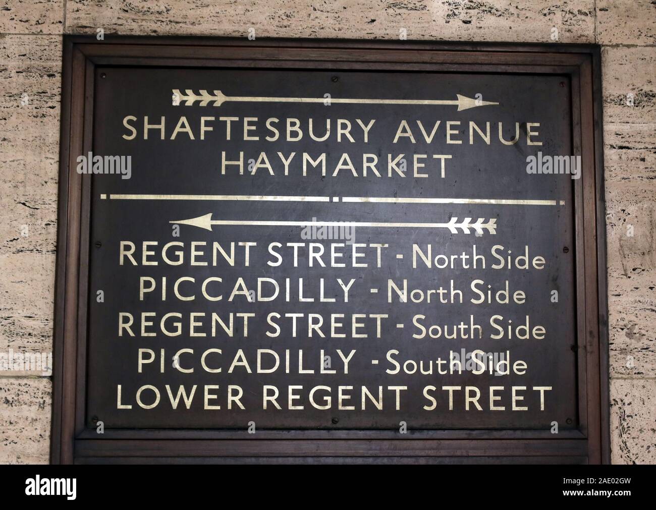 Suivez les panneaux indiquant la station de métro Piccadilly London, Shaftesbury Avenue, Haymarket, Regent Street, England, UK Banque D'Images