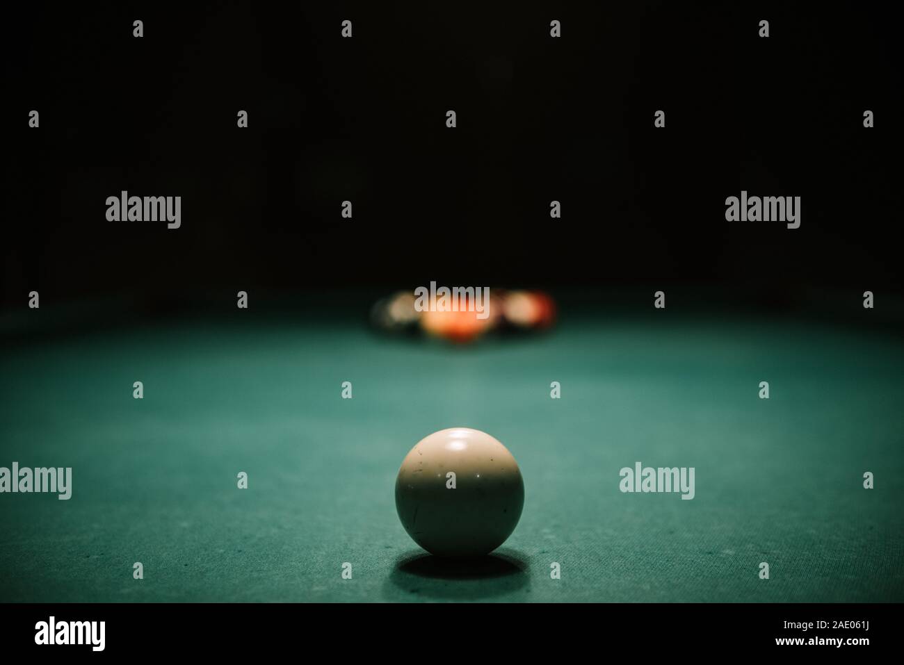 Table de billard avec des boules et boule de choc mis en place pour briser Banque D'Images