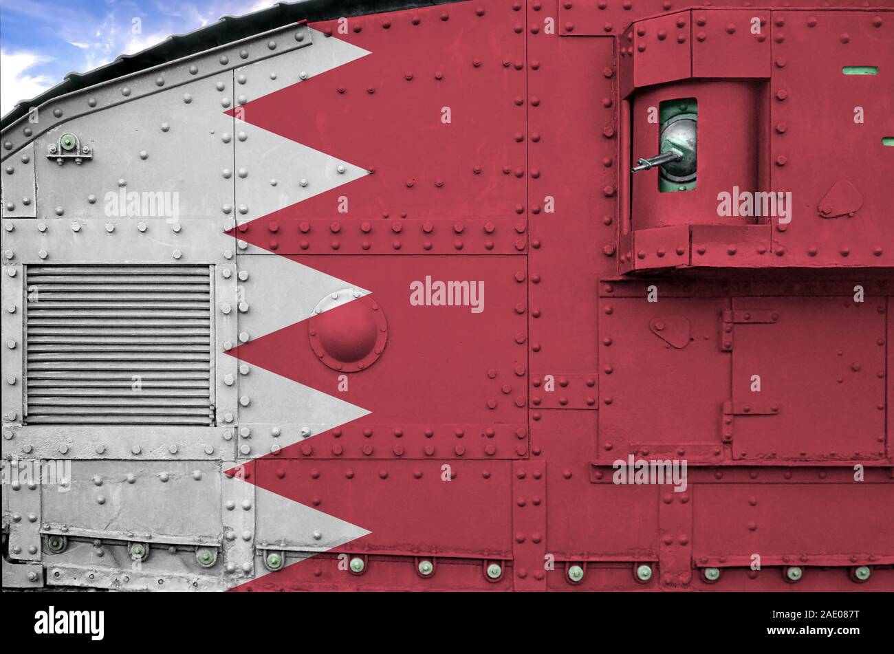 Drapeau Bahreïn représenté sur le côté du réservoir blindé militaire close up. Les forces de l'armée de l'arrière-plan conceptuel Banque D'Images