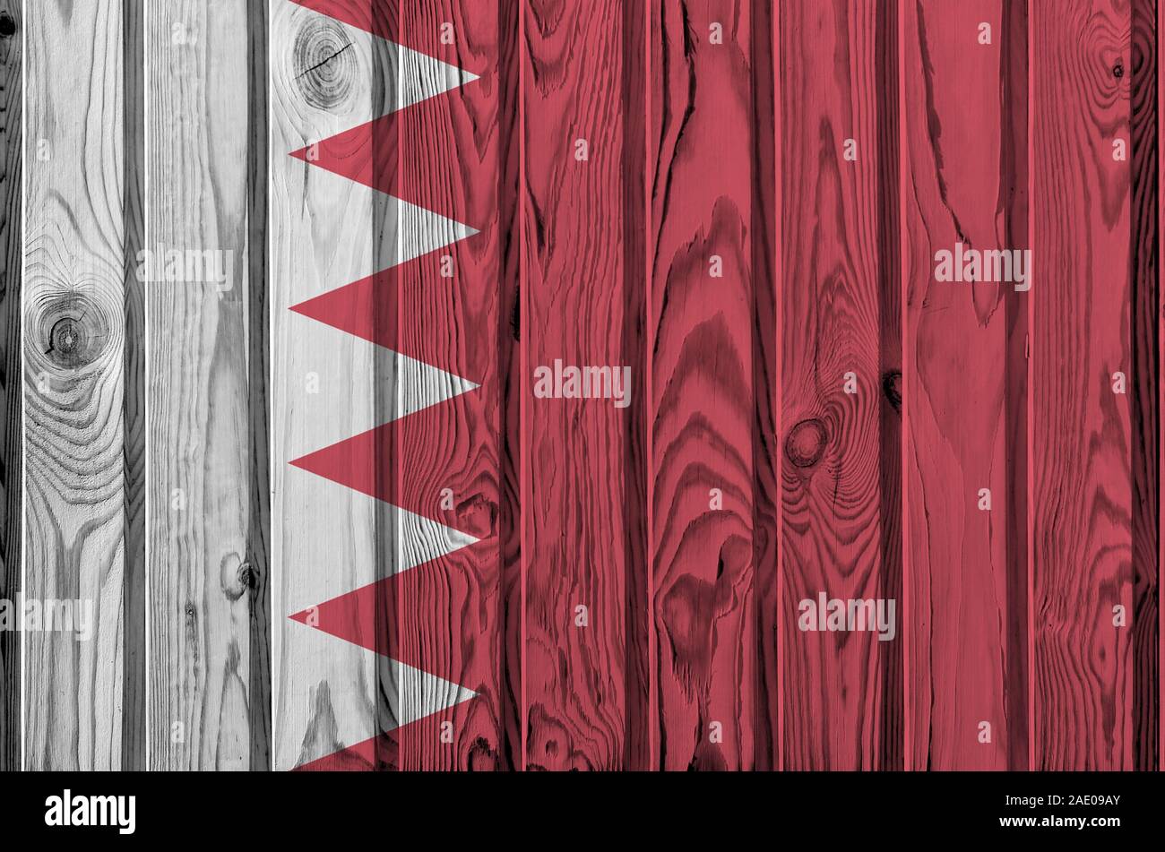 Drapeau Bahreïn représenté dans des couleurs de peinture sur mur en bois vieux de près. Bannière sur fond rugueux texturé Banque D'Images