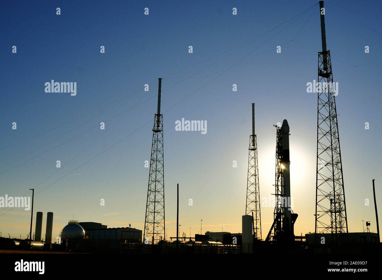 Base aérienne de Cap Canaveral, en Floride, aux États-Unis. Le 5 décembre 2019. Un SpaceX Dragon vaisseaux cargo est sur son chemin à la Station spatiale internationale après le lancement à 12:29 h HNE. Dragon offrira plus de 5 700 livres de fret de la NASA et les résultats des enquêtes scientifiques, y compris des études d'orge brassicole en microgravité, la propagation du feu, et la perte osseuse et musculaire. L'engin lancé sur une fusée Falcon 9 à partir de l'espace complexe de lancement 40 et est prévu d'arriver à l'avant-poste orbital le dimanche, 8 décembre. Crédit photo Julian Poireau / Alamy Live News Banque D'Images