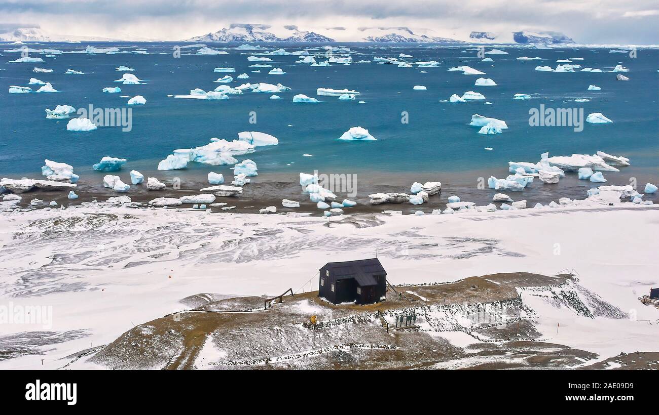 High angle vue paysage pris sur Snow Hill Island, l'Antarctique, montrant le Suédois Nordenskjold Hut noir, et de l'Amirauté Sound parsemée d'icebergs. Banque D'Images