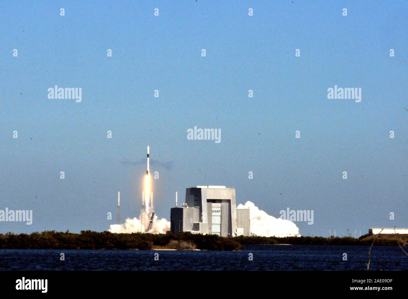 Base aérienne de Cap Canaveral, en Floride, aux États-Unis. Le 5 décembre 2019. Un SpaceX Dragon vaisseaux cargo est sur son chemin à la Station spatiale internationale après le lancement à 12:29 h HNE. Dragon offrira plus de 5 700 livres de fret de la NASA et les résultats des enquêtes scientifiques, y compris des études d'orge brassicole en microgravité, la propagation du feu, et la perte osseuse et musculaire. L'engin lancé sur une fusée Falcon 9 à partir de l'espace complexe de lancement 40 et est prévu d'arriver à l'avant-poste orbital le dimanche, 8 décembre. Crédit photo Julian Poireau / Alamy Live News Banque D'Images