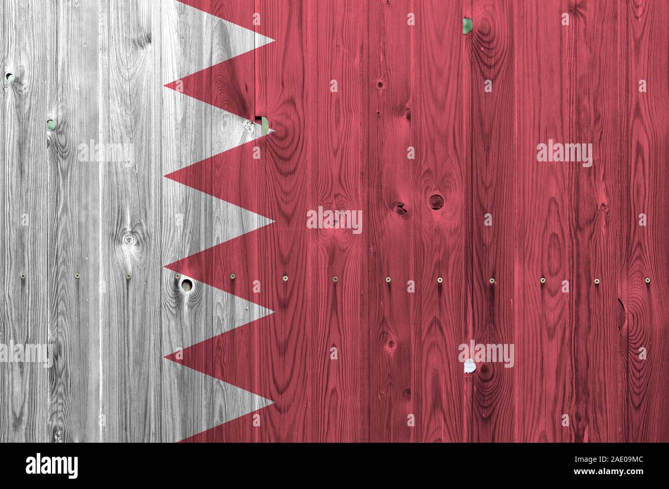 Drapeau Bahreïn représenté dans des couleurs de peinture sur mur en bois vieux de près. Bannière sur fond rugueux texturé Banque D'Images