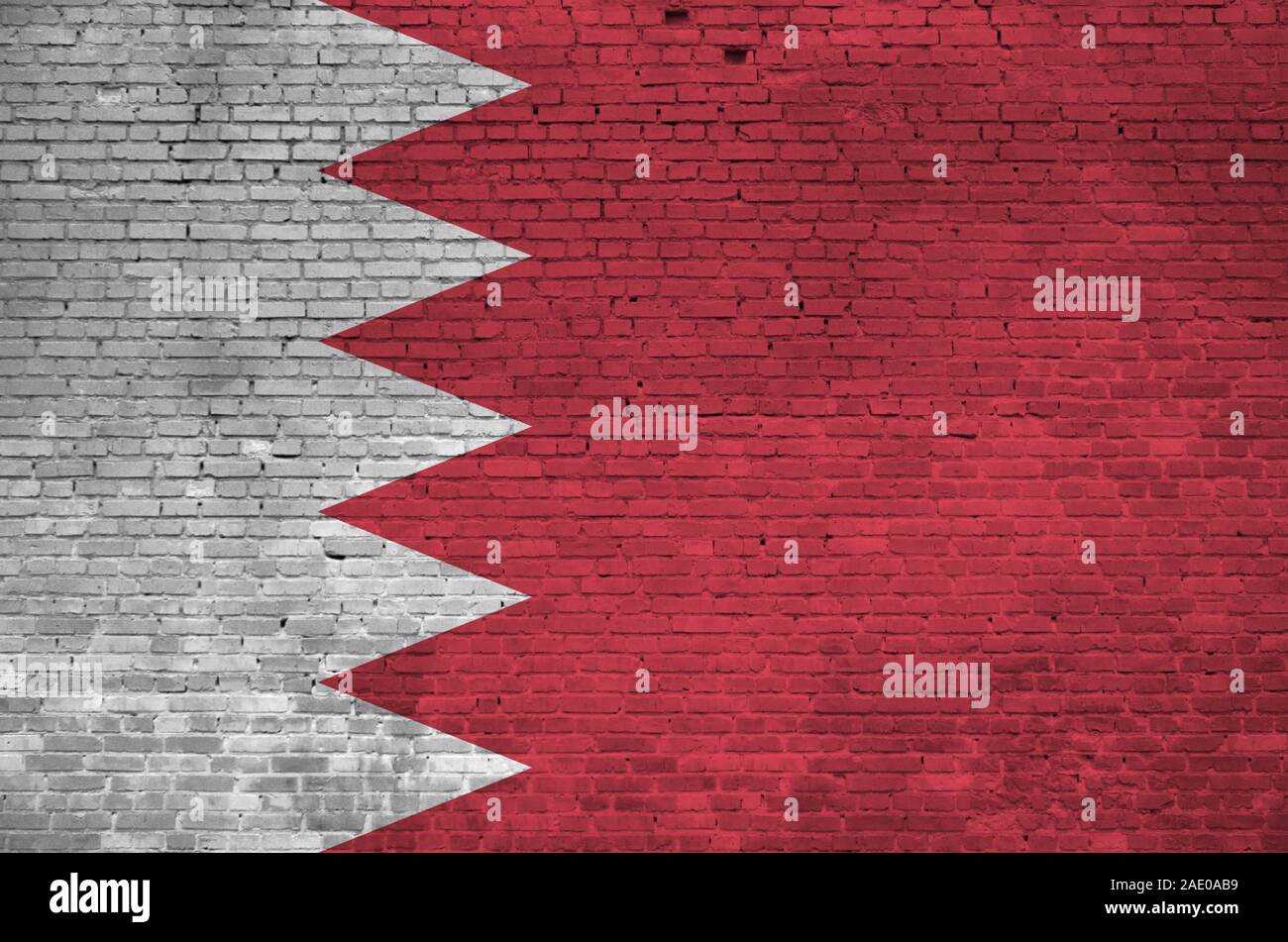 Drapeau Bahreïn représentés dans des couleurs de peinture sur mur en briques anciennes close up. Bannière texturé sur grand mur arrière-plan de maçonnerie Banque D'Images