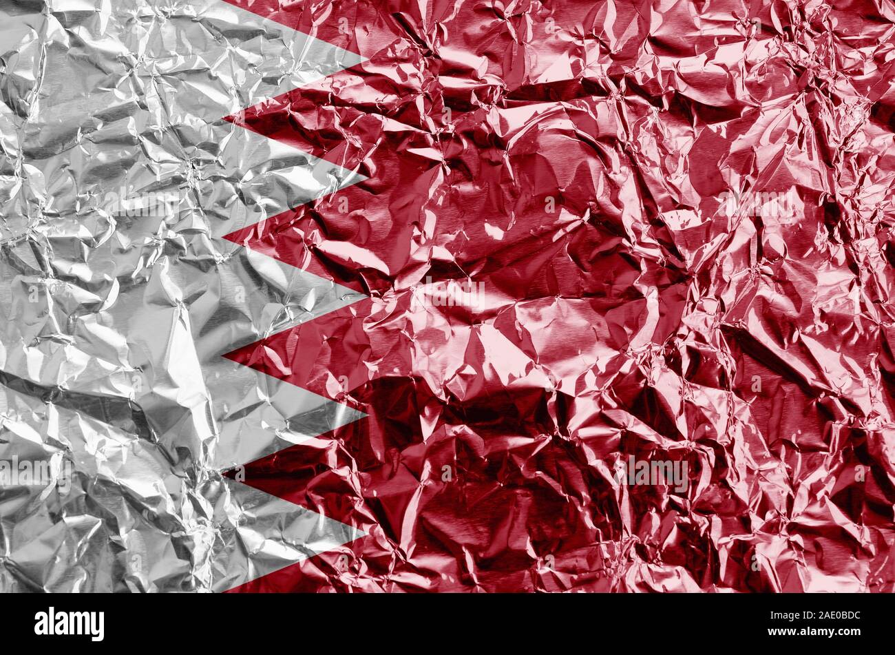 Drapeau Bahreïn représentés dans des couleurs de peinture sur aluminium froissé brillant close up. Bannière sur fond rugueux texturé Banque D'Images
