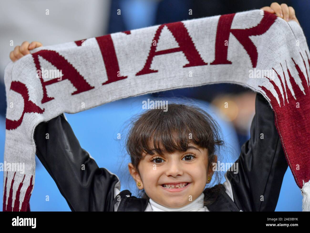 Doha, Qatar. 5 déc, 2019. Un ventilateur du Qatar cheers avant la 24e Coupe du golfe Arabe demi-finale 2019 entre le Qatar et l'Arabie saoudite à Doha, Qatar, le 5 décembre 2019. Credit : Nikku/Xinhua/Alamy Live News Banque D'Images