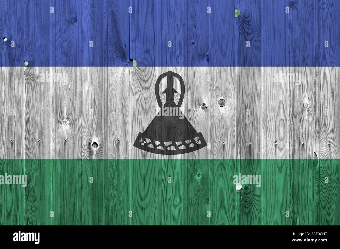 Drapeau Lesotho représenté dans des couleurs de peinture sur mur en bois vieux de près. Bannière sur fond rugueux texturé Banque D'Images