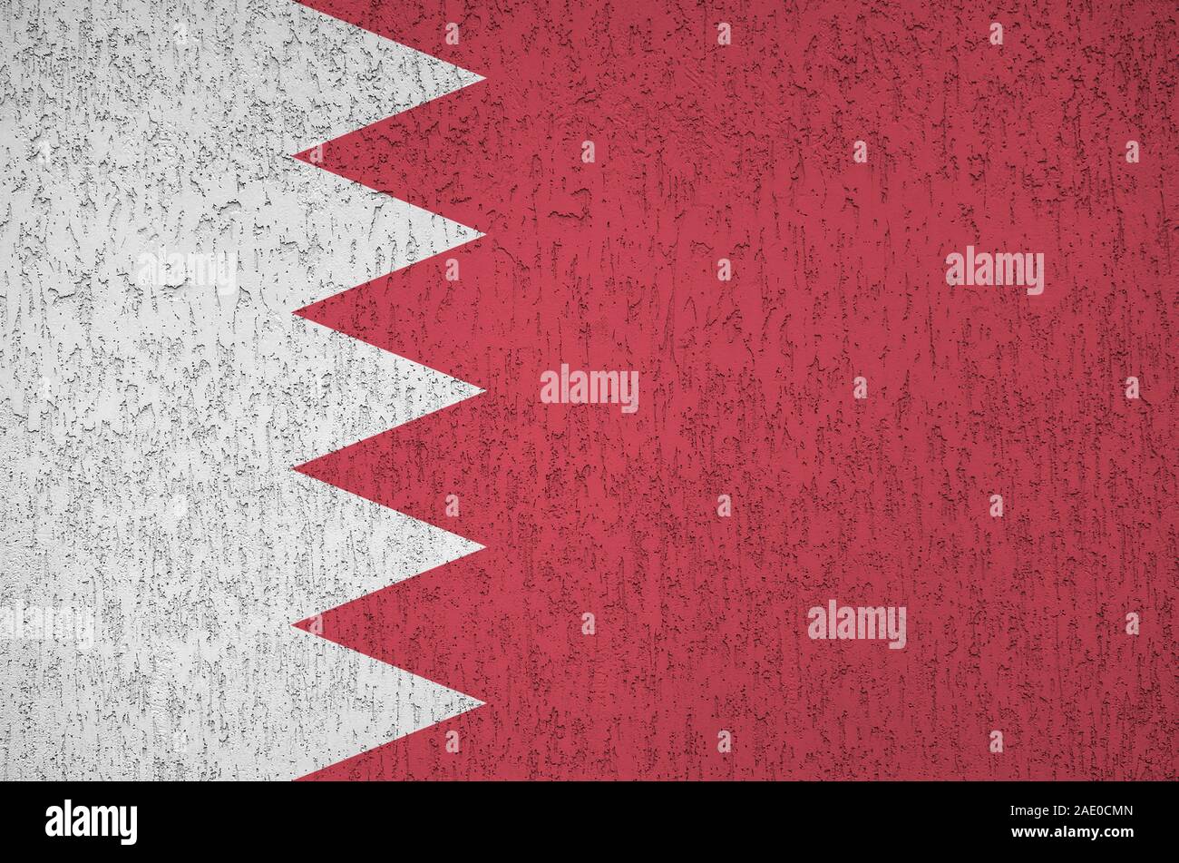 Drapeau Bahreïn représenté dans des couleurs de peinture sur vieux mur plâtrage secours close up. Bannière sur fond rugueux texturé Banque D'Images