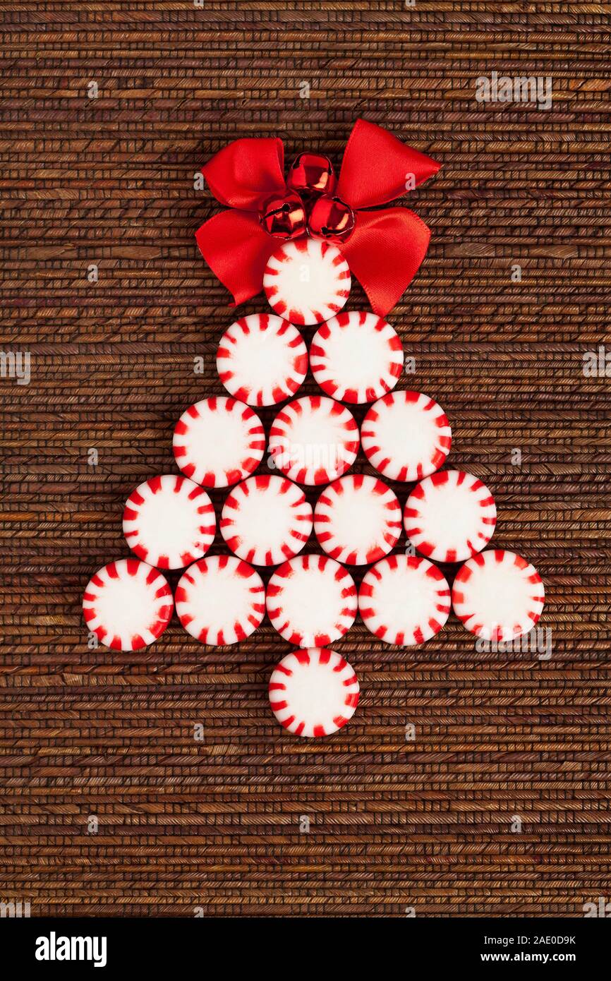 Bonbons menthe rouge et blanc dans la forme d'une maison de vacances de Noël Banque D'Images