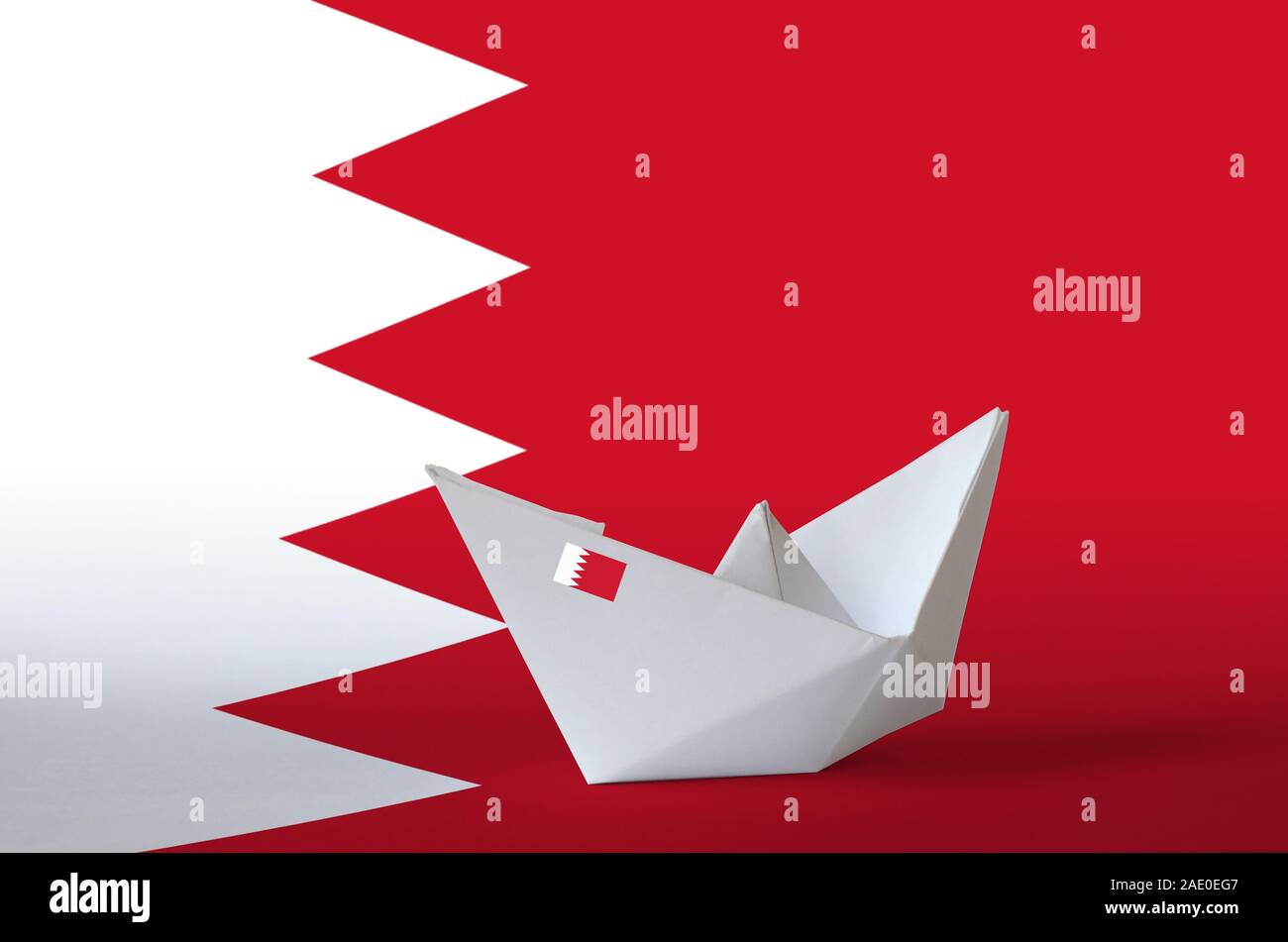 Drapeau Bahreïn représentés sur l'origami papier Gros plan du navire. Concept arts artisanaux orientaux Banque D'Images