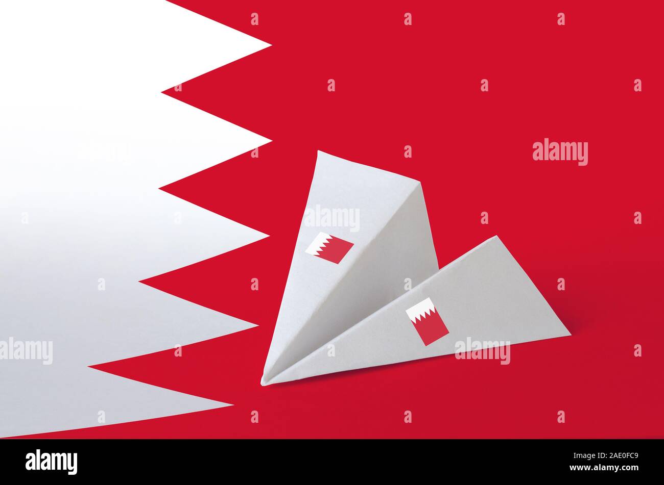 Drapeau Bahreïn représentées sur les avions en origami papier. Concept arts artisanaux orientaux Banque D'Images