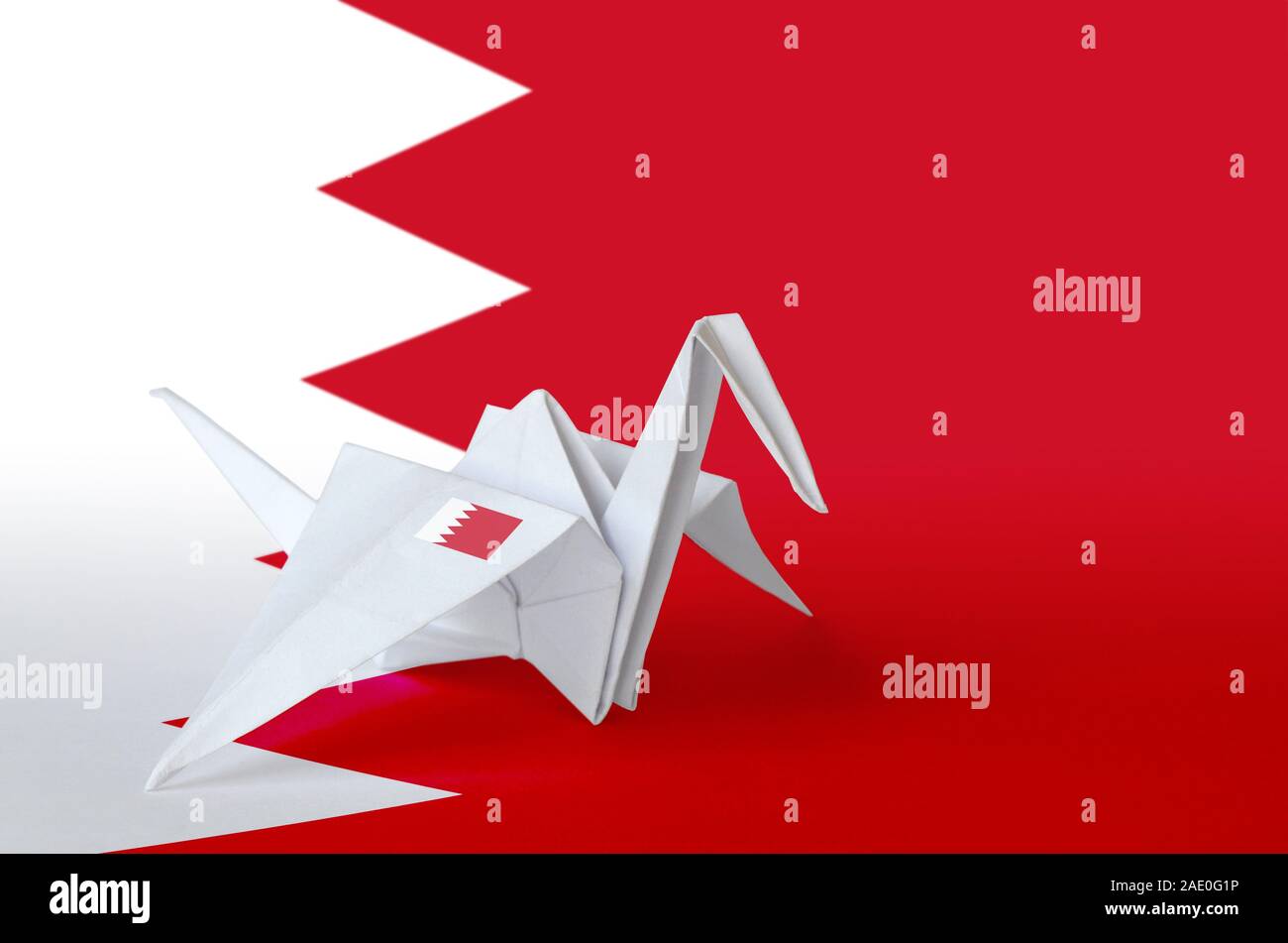 Drapeau Bahreïn décrite sur papier origami crane aile. Concept arts artisanaux orientaux Banque D'Images