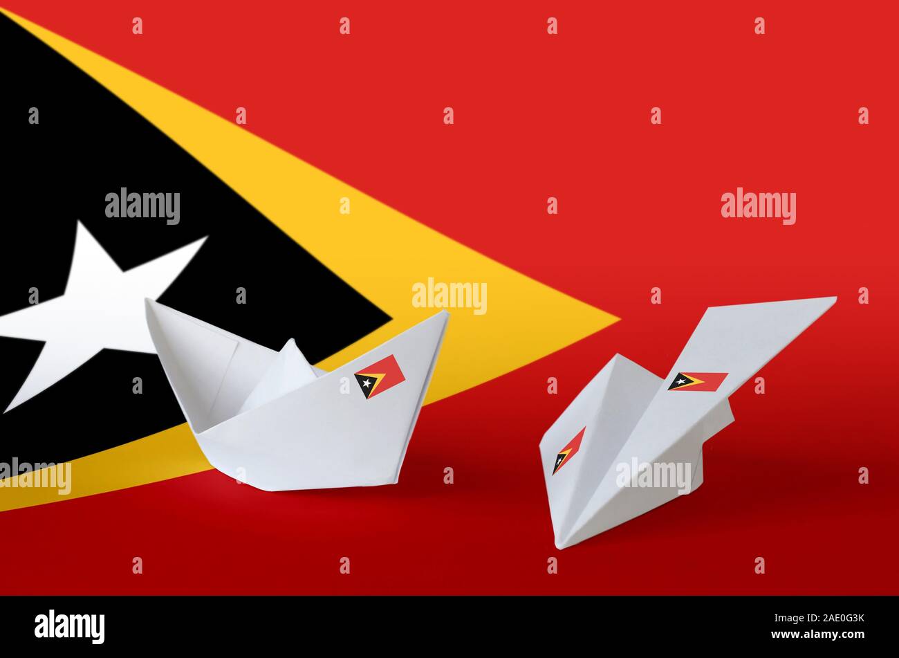 Drapeau Timor Leste représentés sur l'origami papier avion et bateau. Concept arts artisanaux orientaux Banque D'Images