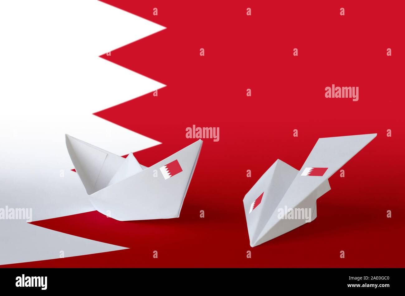 Drapeau Bahreïn représentés sur l'origami papier avion et bateau. Concept arts artisanaux orientaux Banque D'Images