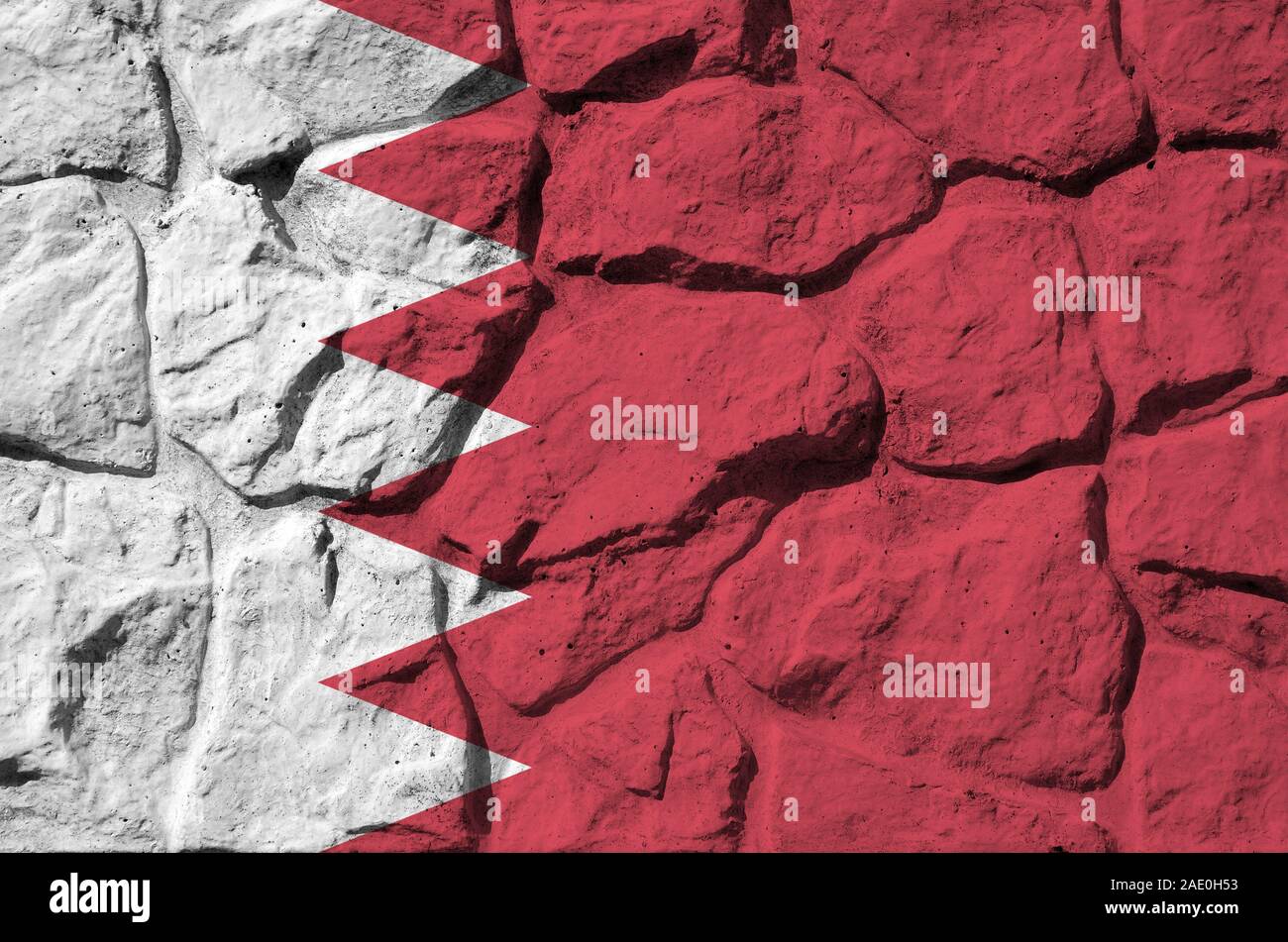 Drapeau Bahreïn représentés dans des couleurs de peinture sur vieux mur de pierre close up. Bannière texturé sur rock wall background Banque D'Images