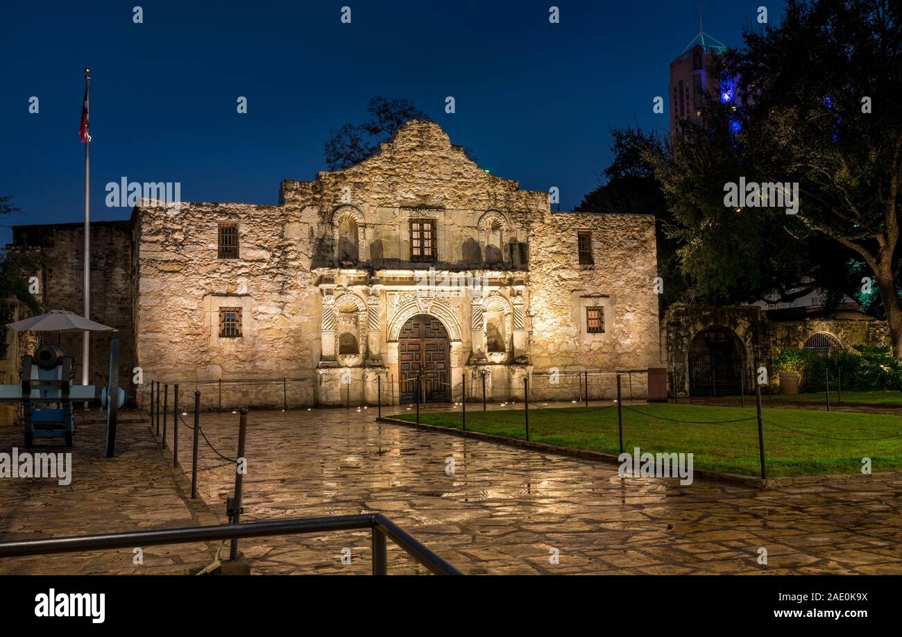 Vue sur l'Alamo Mission de San Antonio de nuit avec Canon sur le côté Banque D'Images