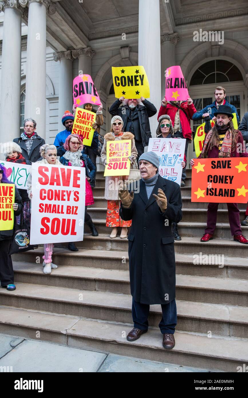 New YorkCity, New York - 05 décembre 2019 : manifestation pour sauver les petites entreprises de Coney Island, à quelques pas de l'Hôtel de Ville Banque D'Images