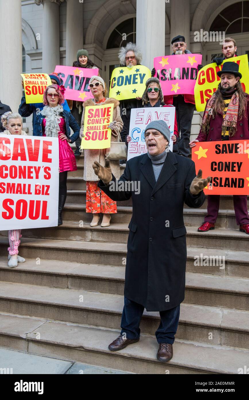 New YorkCity, New York - 05 décembre 2019 : manifestation pour sauver les petites entreprises de Coney Island, à quelques pas de l'Hôtel de Ville Banque D'Images