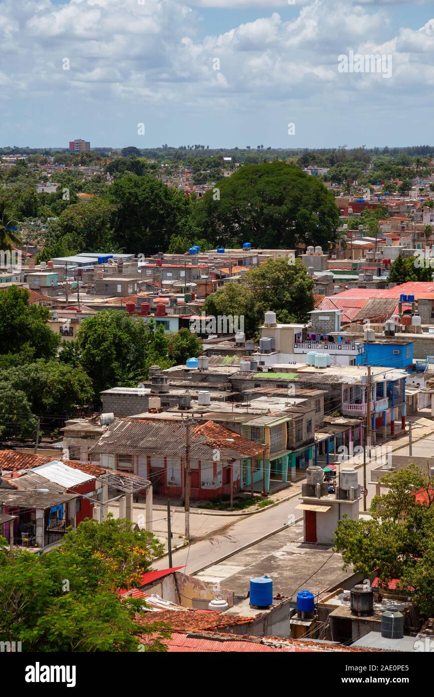 Vue aérienne d'une petite ville cubaine, Ciego de Avila, au cours d'une journée ensoleillée et nuageux. Situé dans le centre de Cuba. Banque D'Images