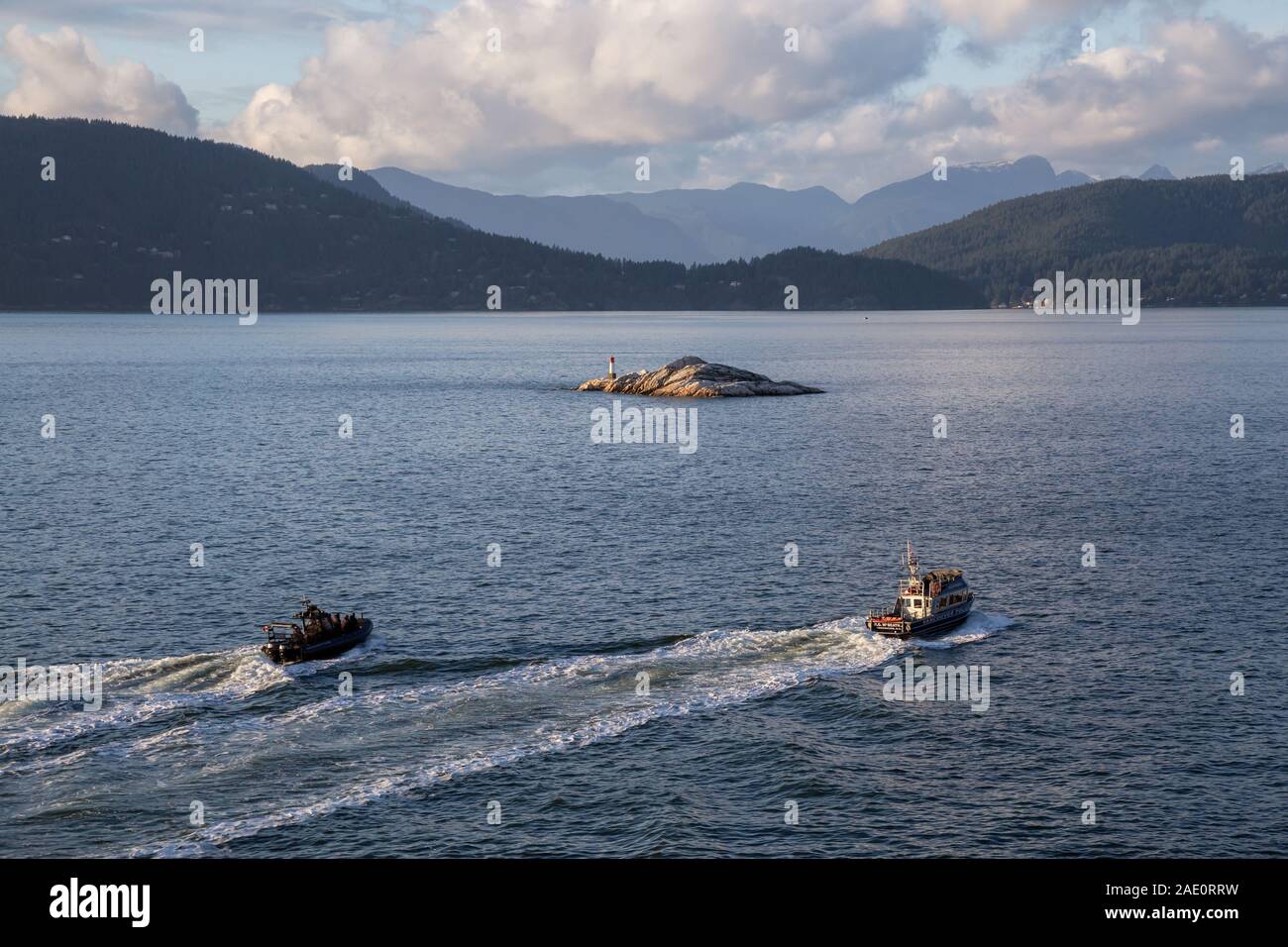 West Vancouver, Colombie-Britannique, Canada - le 24 novembre 2019 - Service de police de Vancouver sur les bateaux voyagent dans la baie Howe pendant le coucher du soleil. Banque D'Images
