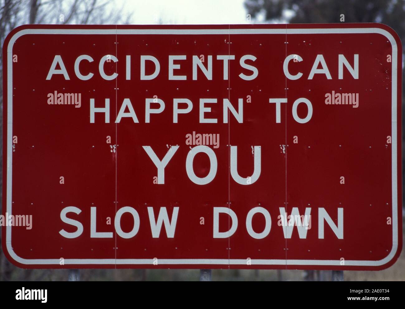 AUSTRALIAN ROAD SIGN 'LES ACCIDENTS PEUVENT ARRIVER À VOUS RALENTIR' Banque D'Images