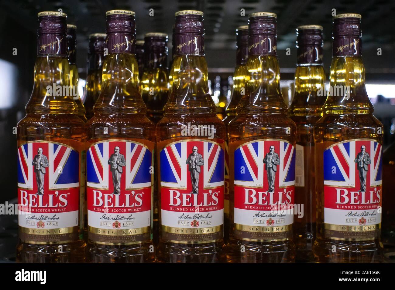 Tioumen, Russie - le 20 novembre 2019 - Bell's Whiskey en 1825 fut le berceau de la marque Bell. Whiskey a été créé par Arthur Bell. Vente de boissons b Banque D'Images