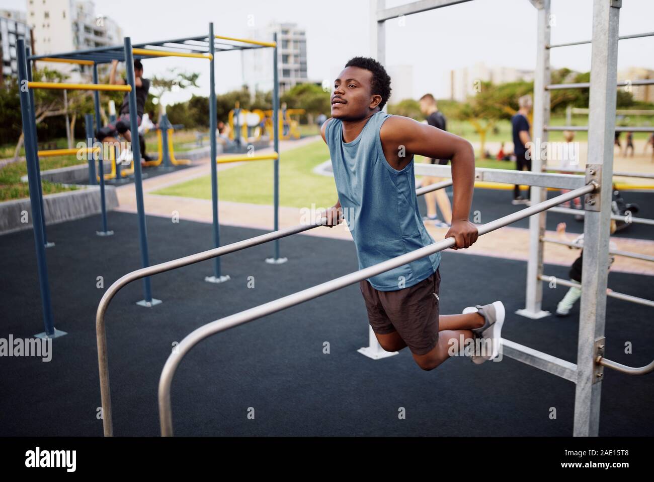 Fit young sportive homme travaillant sur le triceps et biceps sur barres horizontales à gym parc comme routine d'entraînement Crossfit Banque D'Images