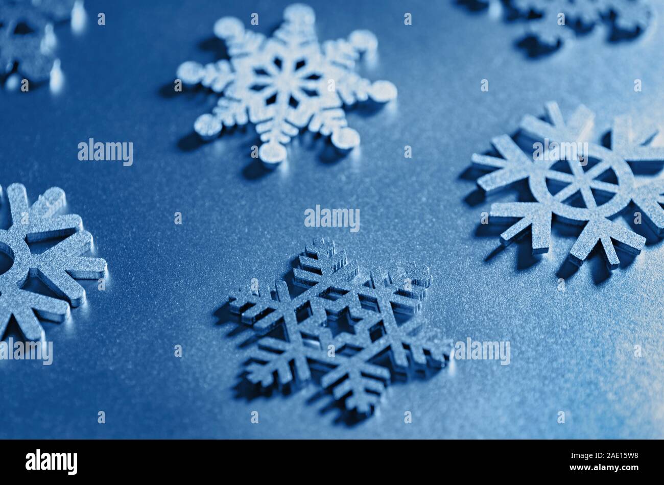 Flocons de décoration de Noël bleu tonique. Focus sélectif. Close up. Banque D'Images